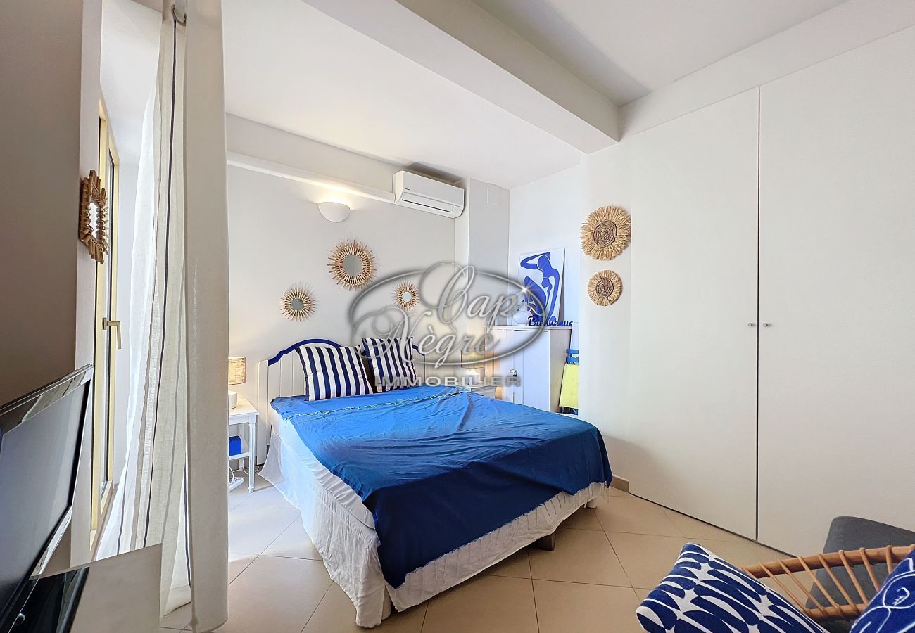 Ferienwohnung in Le Lavandou - Appartement vue mer avec accés direct à la plage de Cavalière