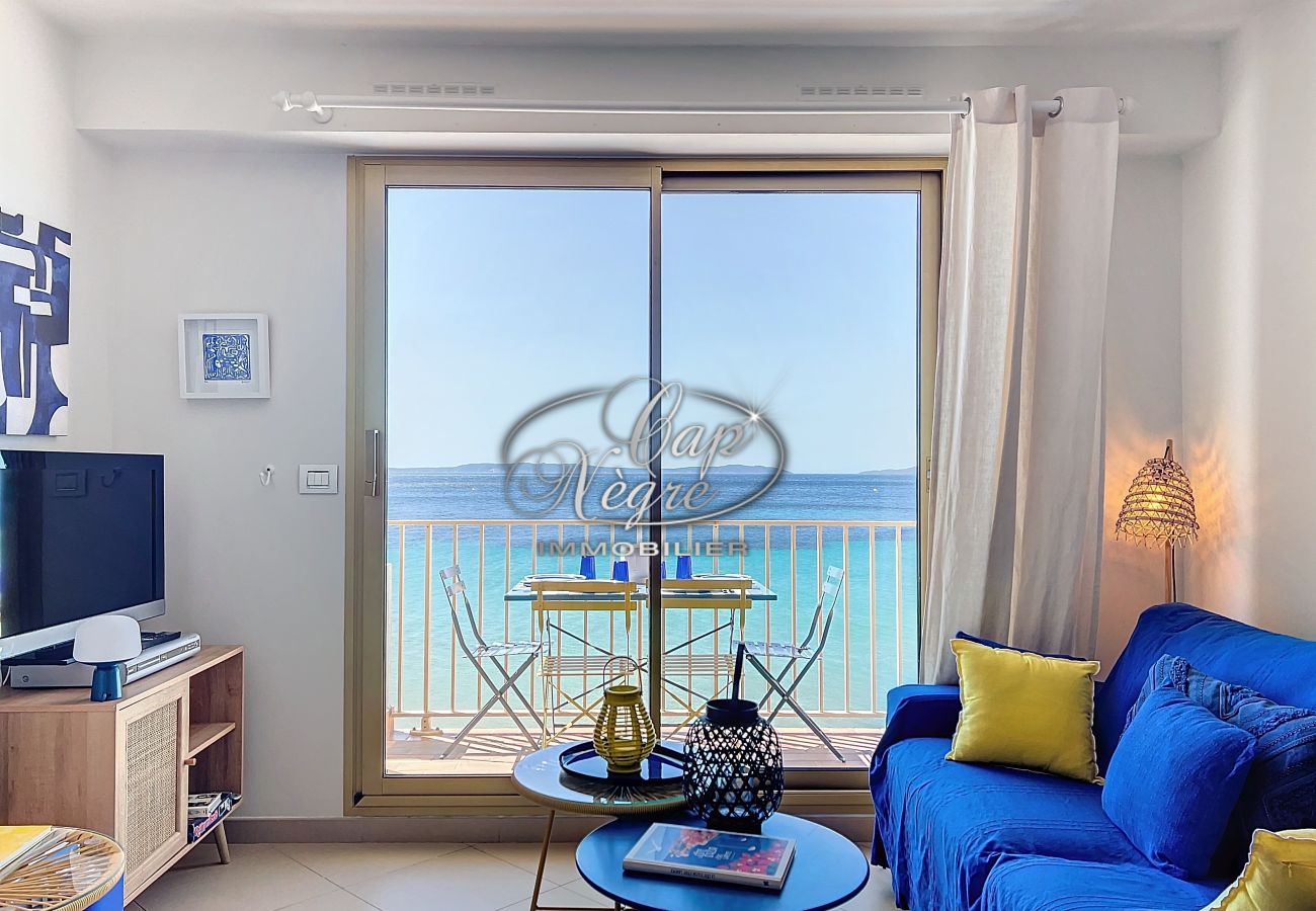 Ferienwohnung in Le Lavandou - Appartement vue mer avec accés direct à la plage de Cavalière