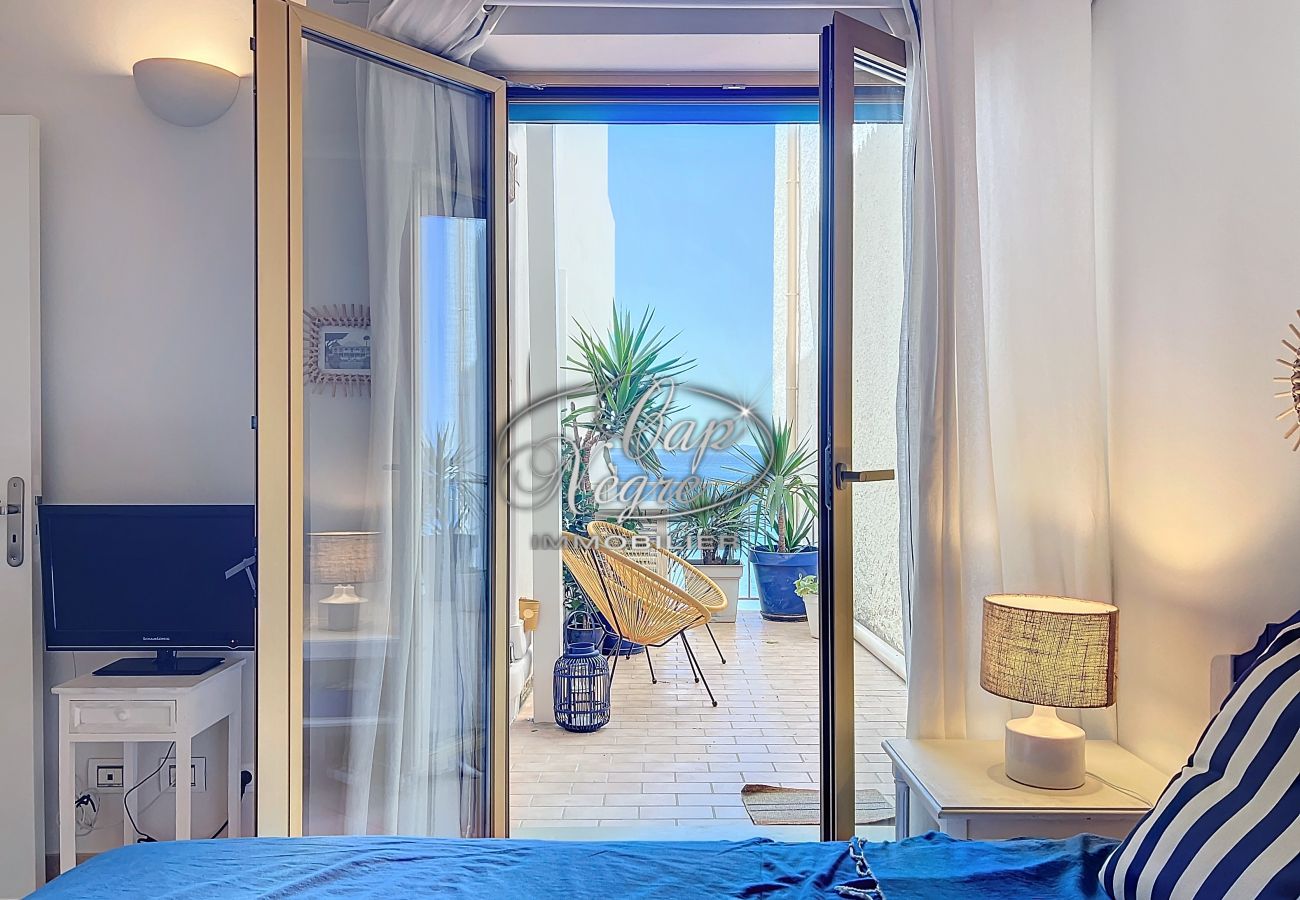 Ferienwohnung in Le Lavandou - Appartement vue mer avec accés direct à la plage de Cavalière