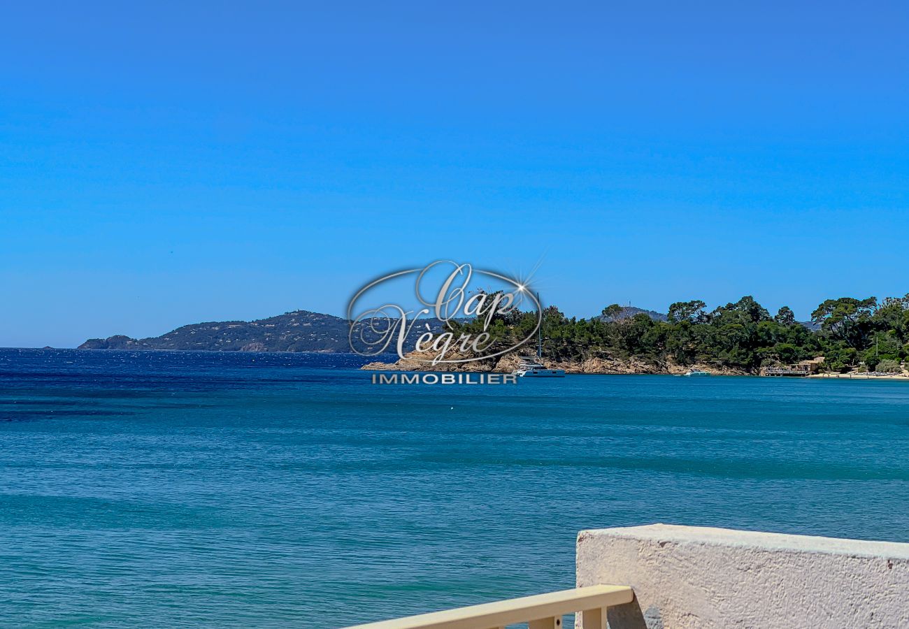 Ferienwohnung in Le Lavandou - Appartement vue mer avec accés direct à la plage de Cavalière