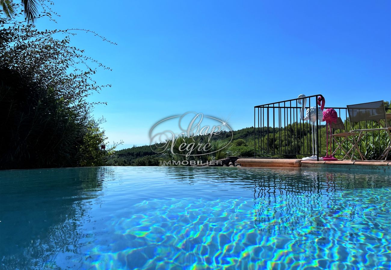 Stadthaus in Le Lavandou - Maison avec piscine et vue mer au calme à Cavalière