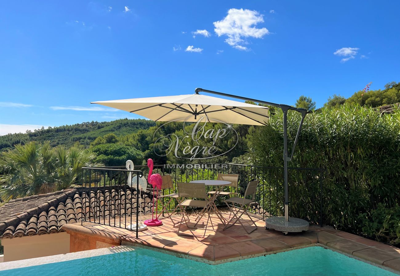 Stadthaus in Le Lavandou - Maison avec piscine et vue mer au calme à Cavalière