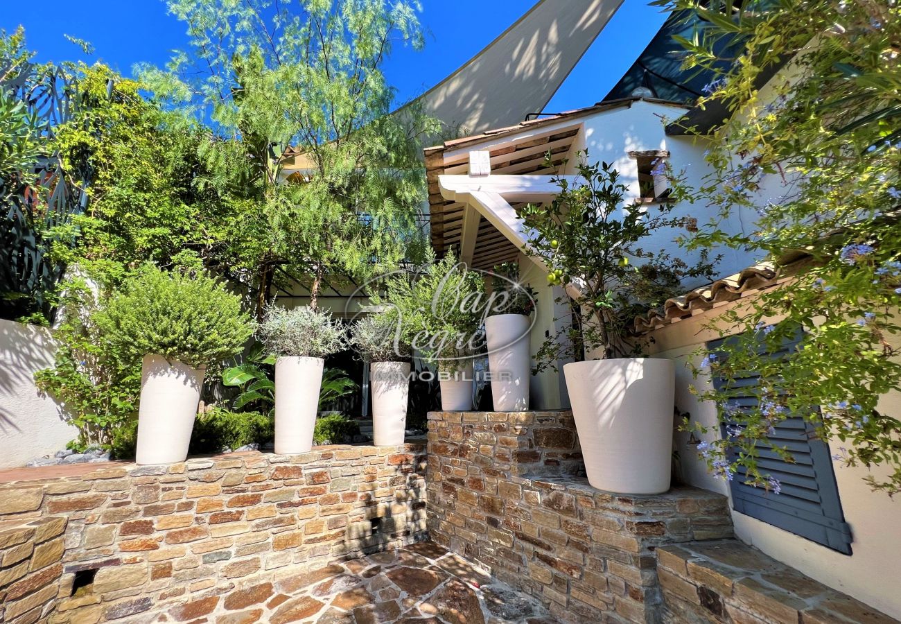 Stadthaus in Le Lavandou - Maison avec piscine et vue mer au calme à Cavalière