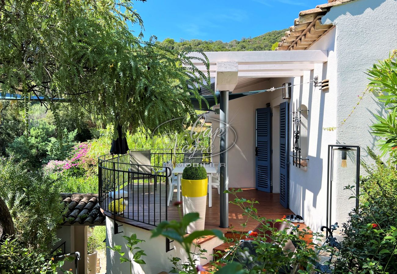 Stadthaus in Le Lavandou - Maison avec piscine et vue mer au calme à Cavalière