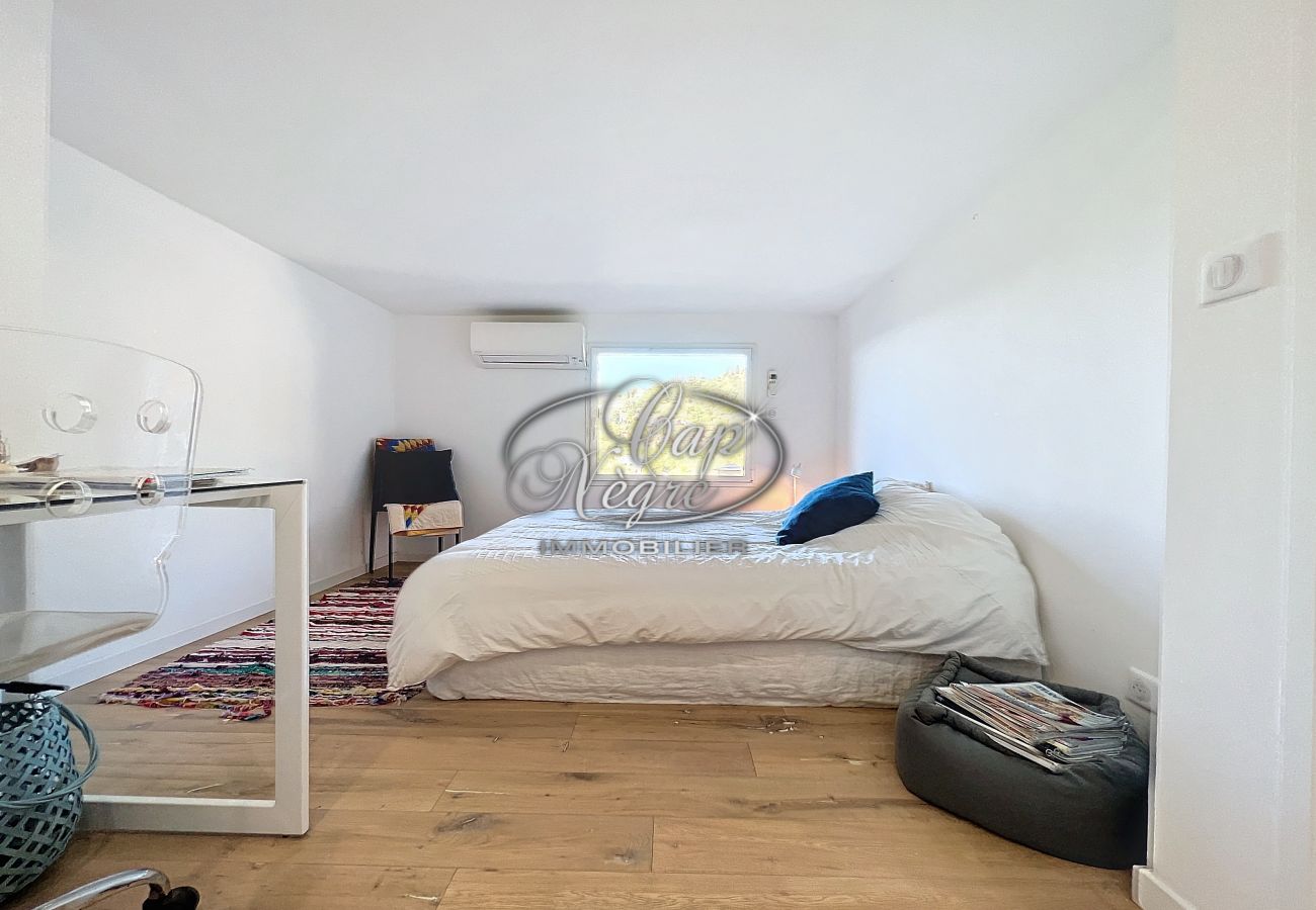 Ferienwohnung in Le Lavandou - Appartement moderne climatisé avec vue mer proche de la plage de la Fossette