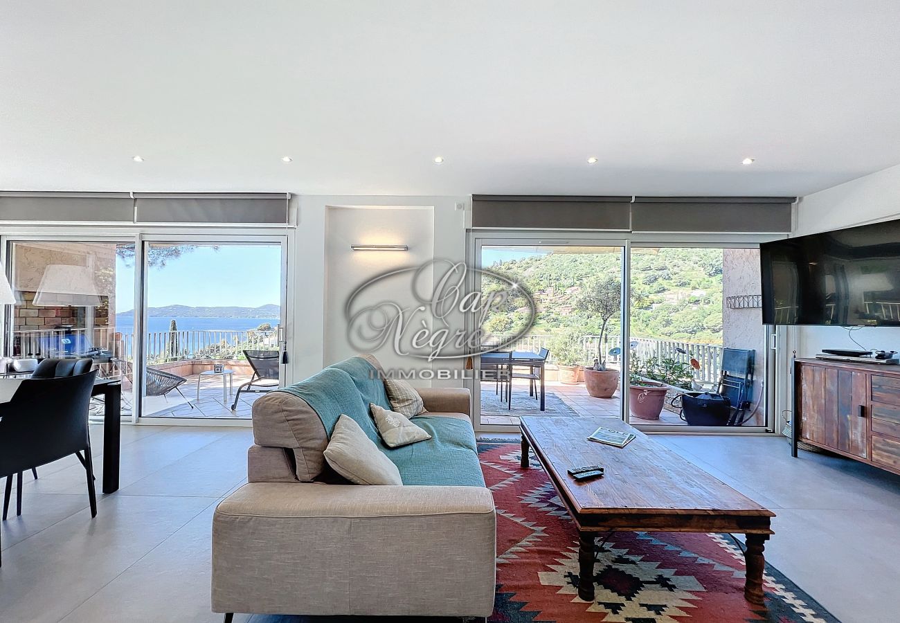 Ferienwohnung in Le Lavandou - Appartement moderne climatisé avec vue mer proche de la plage de la Fossette