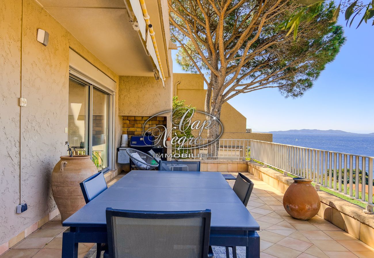 Ferienwohnung in Le Lavandou - Appartement moderne climatisé avec vue mer proche de la plage de la Fossette