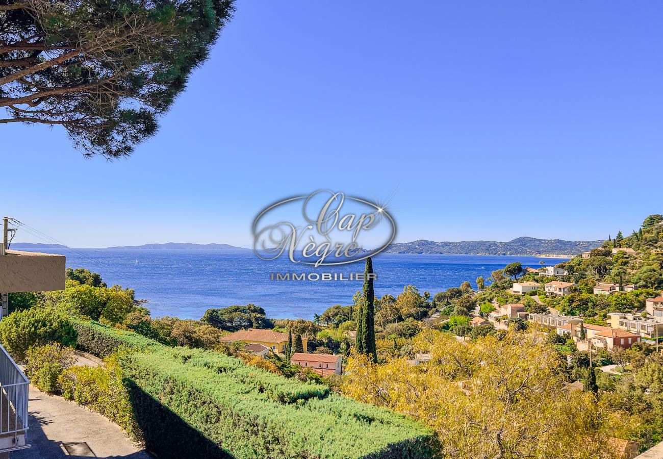 Ferienwohnung in Le Lavandou - Appartement moderne climatisé avec vue mer proche de la plage de la Fossette