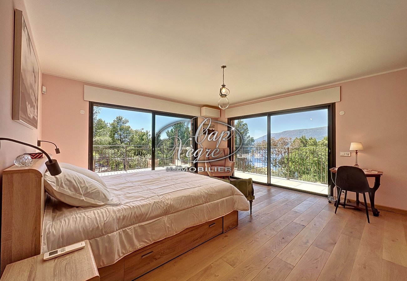 Villa in Le Lavandou - Propriété de prestige avec piscine et vue panoramique sur la mer au Cap Nègre 