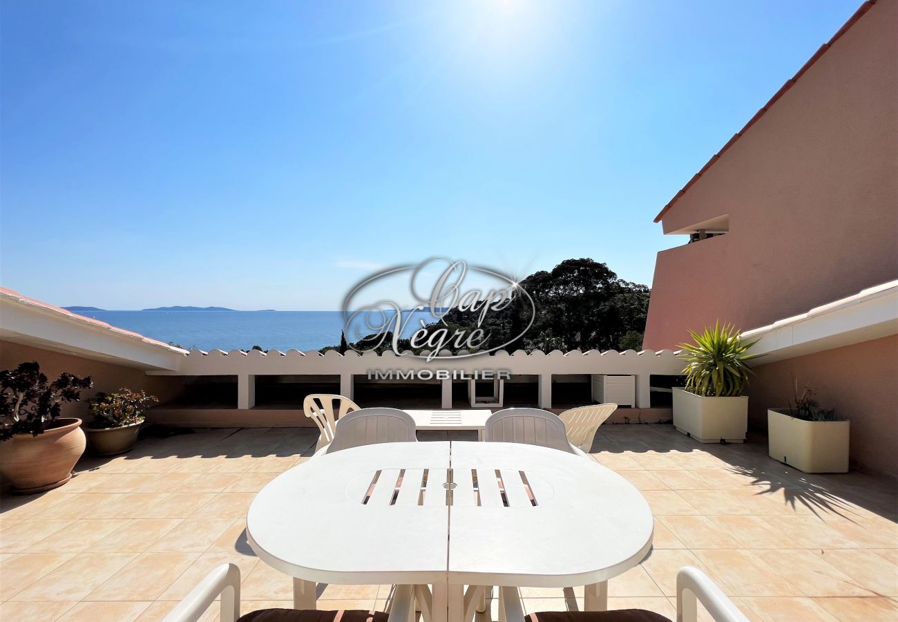 Apartment in Rayol-Canadel-sur-Mer - Apartment with terrace and sea view near Rayol Beach