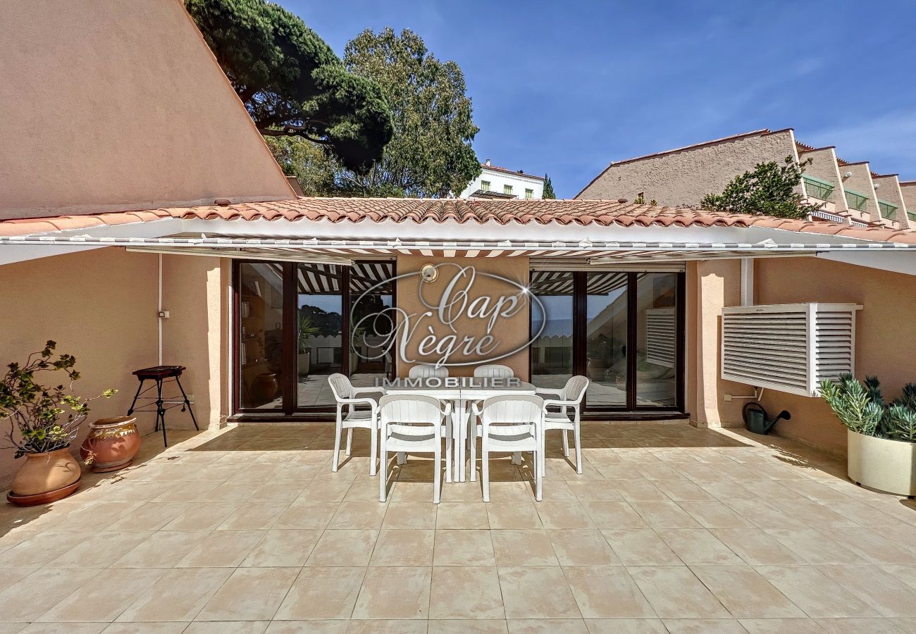 Apartment in Rayol-Canadel-sur-Mer - Apartment with terrace and sea view near Rayol Beach