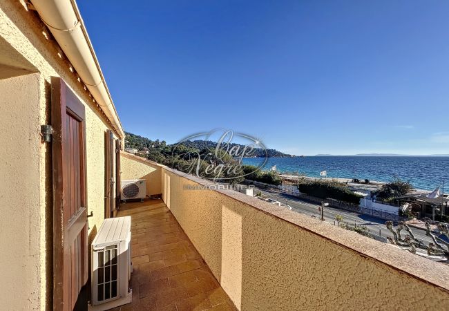 Apartment in Le Lavandou - REF 58 - DUPLEX FLAT FOR 4 PEOPLE ON THE SEA FRONT IN CAVALIERE