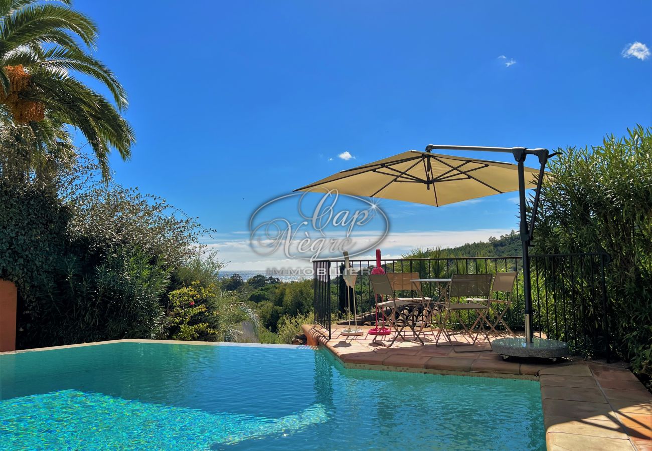 Infinity pool with sea view in Cavalière