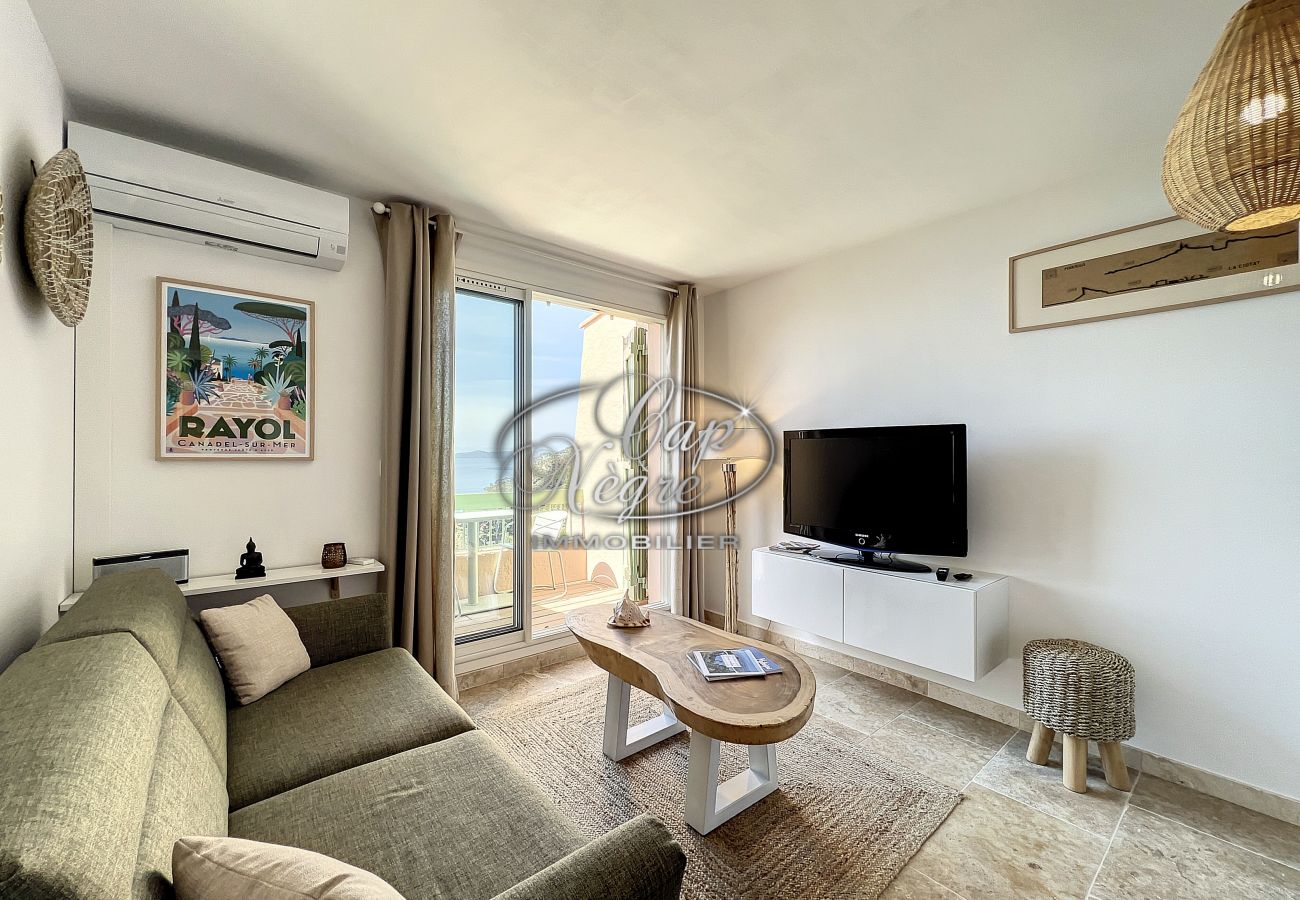 Apartment in Rayol-Canadel-sur-Mer - Modern apartment with sea view near the beach in Rayol-Canadel