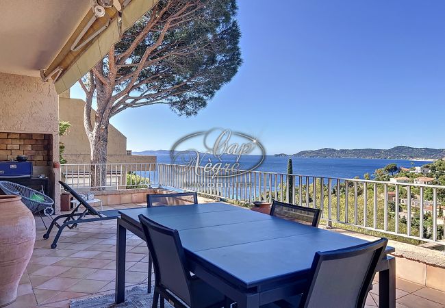 Terrace with sea view of a seasonal rental in La Fossette