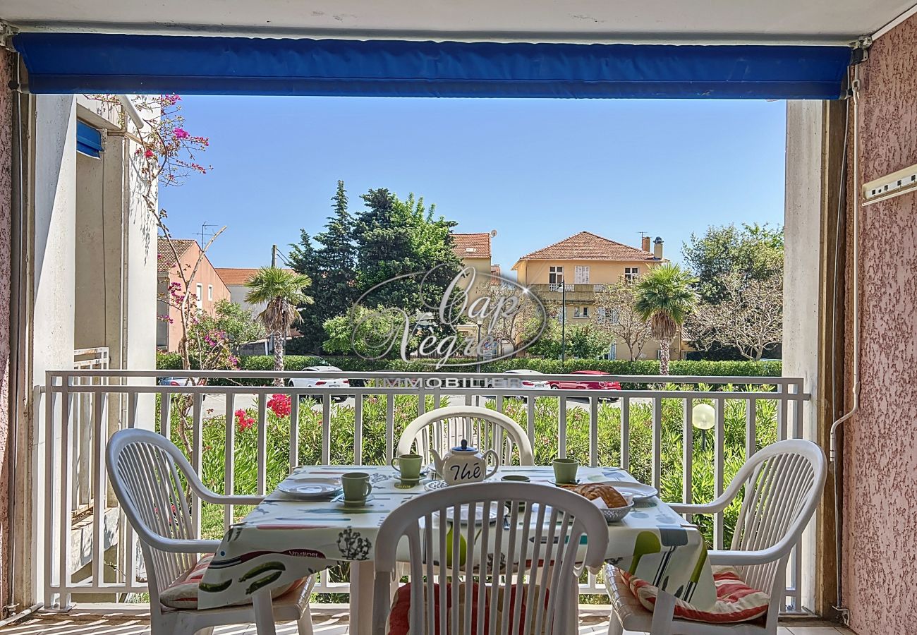 Terrace of a seasonal apartment rental in Cavalière