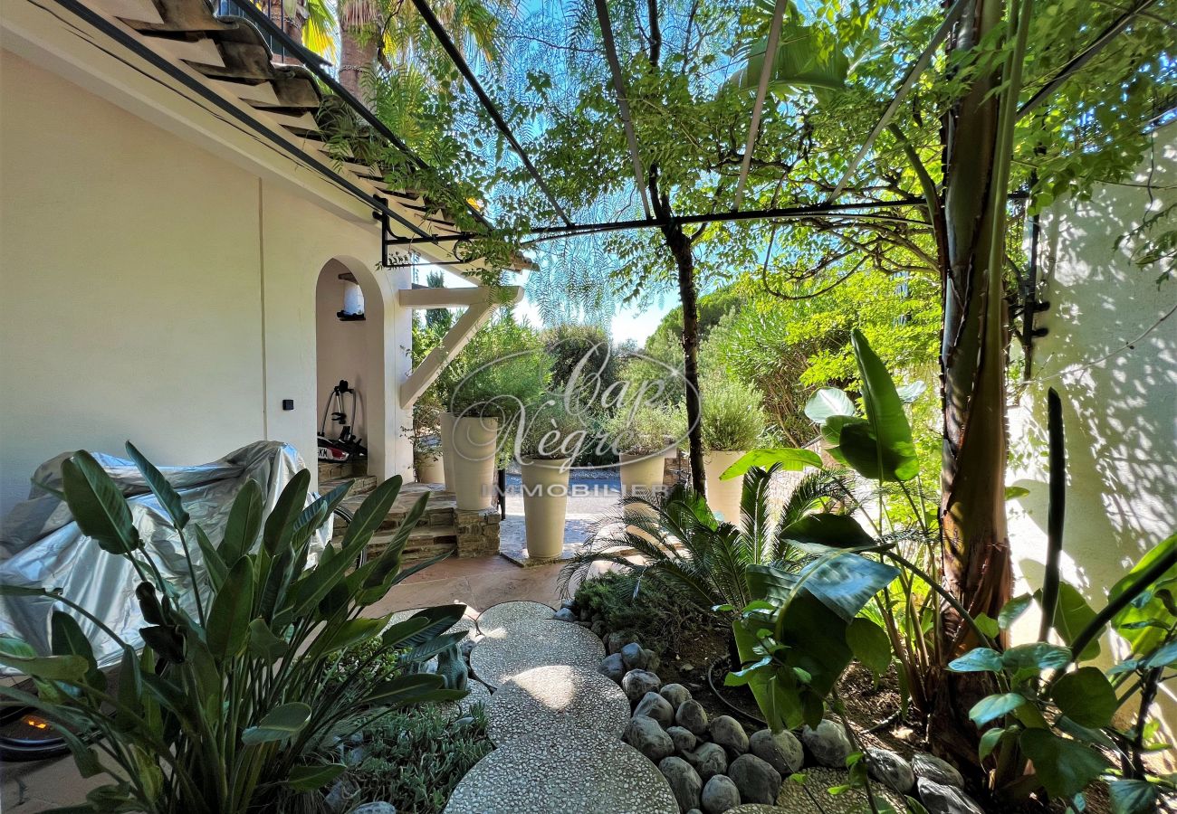 Casa a schiera a Le Lavandou - Maison avec piscine et vue mer au calme à Cavalière