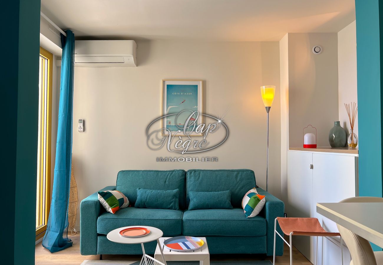 Studio a Le Lavandou - Studio moderne vue mer avec accés direct à la plage de Cavalière