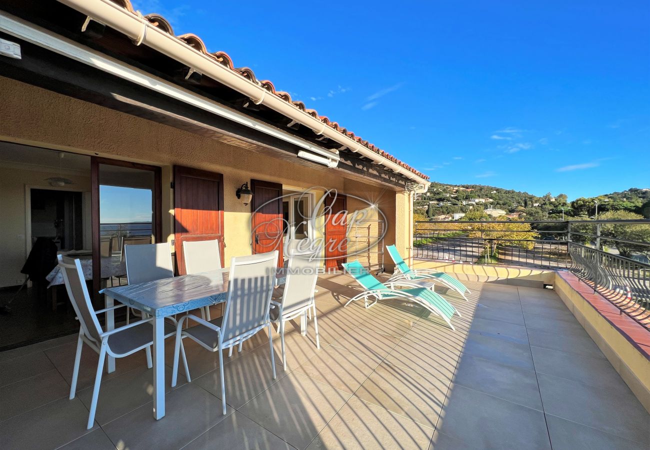 Appartement à Le Lavandou - Appartement duplex vue mer en face de la plage de Cavalière