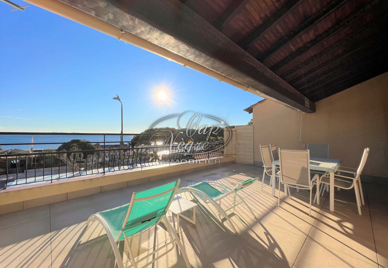 Terrasse d'une location saisonnière avec vue sur la baie de Cavalière