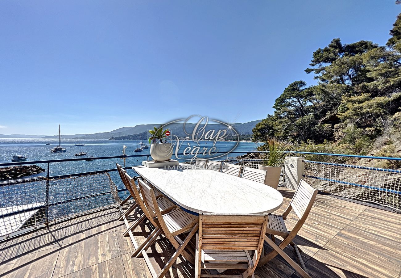 Villa à Le Lavandou - Maison pieds dans l'eau avec rooftop et port privé à Cavalière