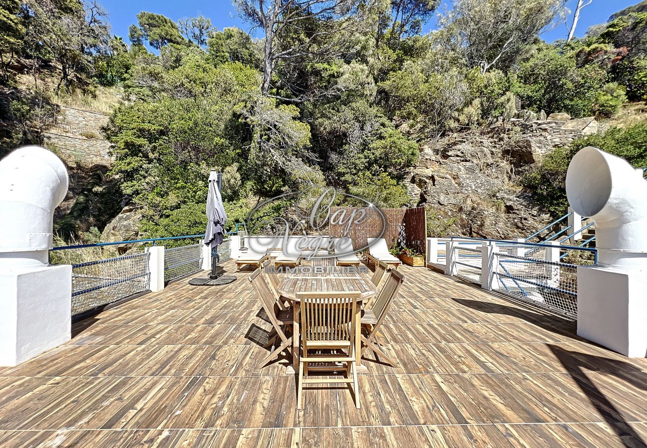 Villa à Le Lavandou - Maison pieds dans l'eau avec rooftop et port privé à Cavalière