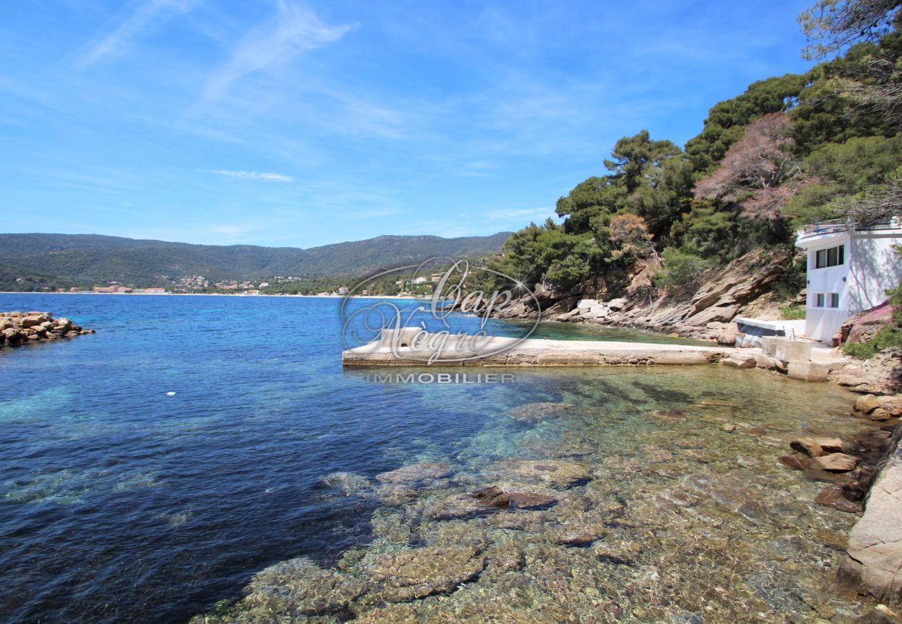 Maison pieds dans l'eau avec port privé sur la pointe du Cap Nègre