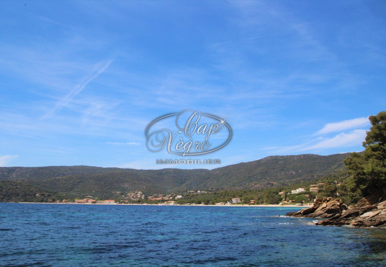 Villa à Le Lavandou - Maison pieds dans l'eau avec rooftop et port privé à Cavalière