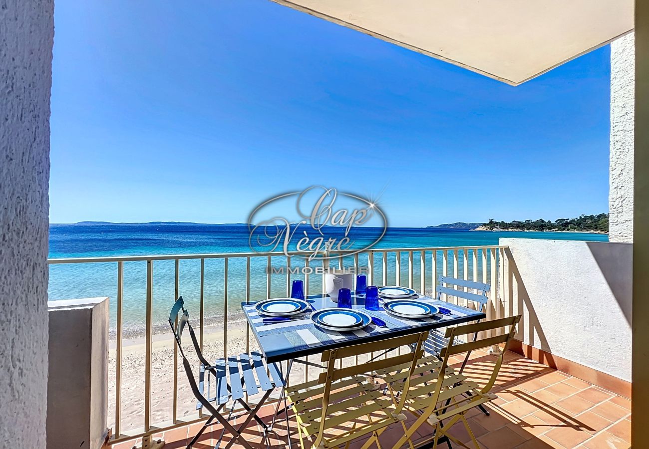 Balcon avec vue sur la mer d'un appartement à Cavalière