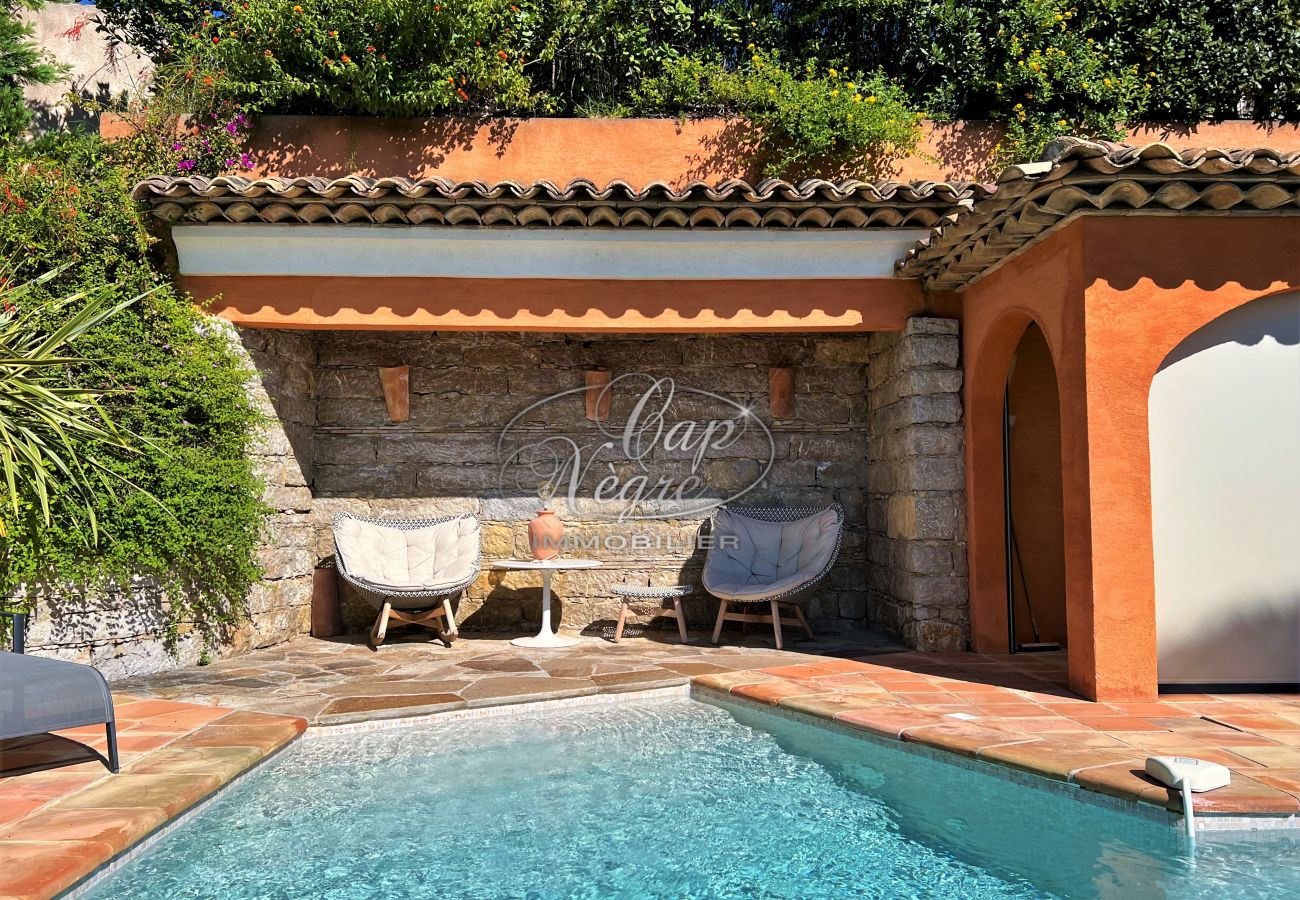 Maison mitoyenne à Le Lavandou - Maison avec piscine et vue mer au calme à Cavalière