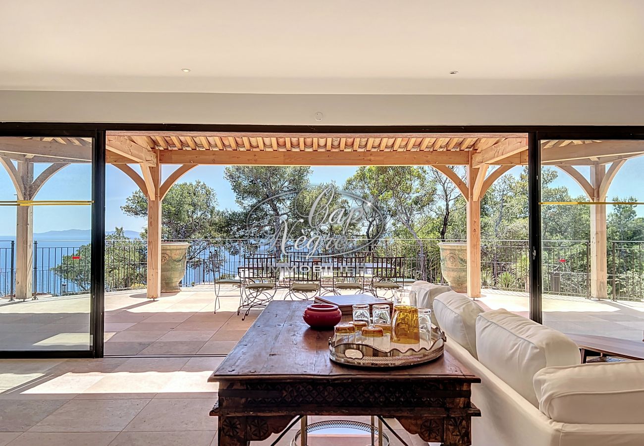 Villa à Le Lavandou - Propriété de prestige avec piscine et vue panoramique sur la mer au Cap Nègre 