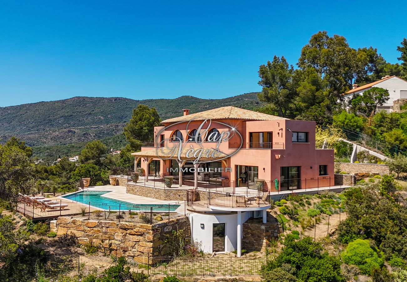 Villa à Le Lavandou - Propriété de prestige avec piscine et vue panoramique sur la mer au Cap Nègre 